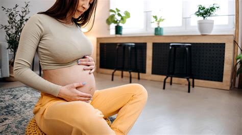 Pancione di una futura mamma in palestra