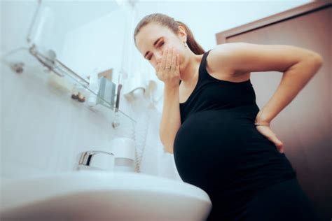 Donna incinta che soffre di nausea mattutina