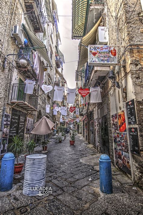 veduta suggestiva dei vicoli di Napoli nel cuore dei quartieri storici