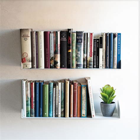 Libreria con libri Annalisa Chirico