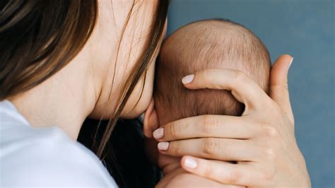 Mamma con neonato, simboli di depressione post-parto