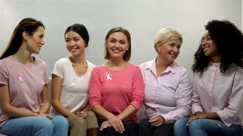 Donne in cerchio che condividono esperienze