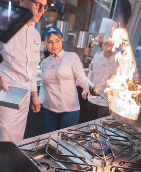 Assunta Pacifico in cucina, circondata dal suo staff