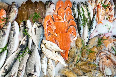 Vasca di crostacei e banco del pesce fresco al ristorante
