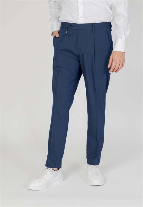 Dettaglio dei tessuti e delle cuciture dei pantaloni eleganti Antony Morato