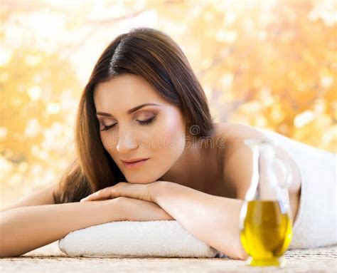 Donna in dolce attesa che si rilassa con cura