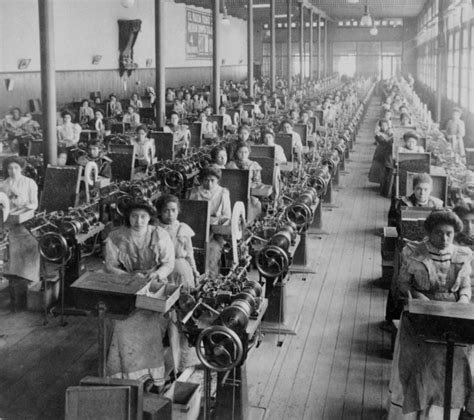 Lavoratori industriali nelle fabbriche di inizio Novecento