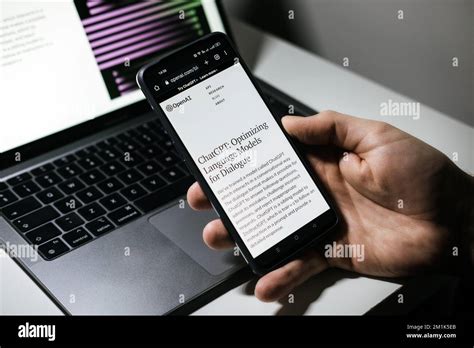 Persona che cerca informazioni online su tablet