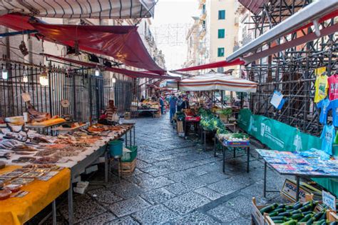 mercato rionale colorato tipico salentino con bancarelle di frutta e verdura