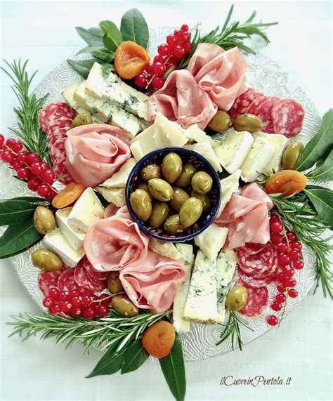 supermercato tipico locale con banchi di salumi e formaggi pugliesi