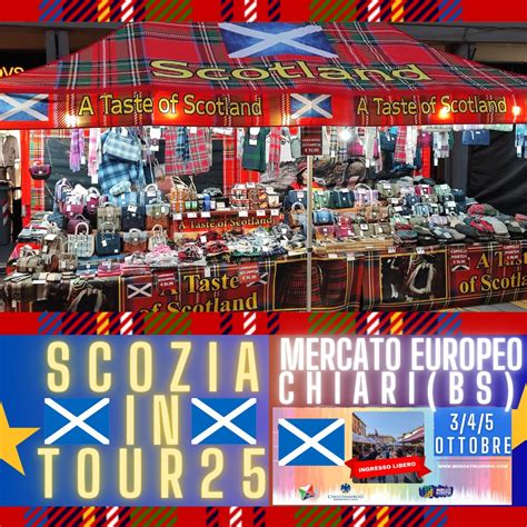 stand di artigianato locale in una piazza salentina serale