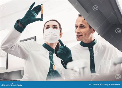 Scienziati che studiano campioni biologici in laboratorio