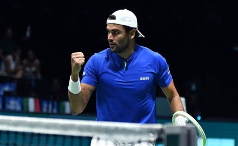 Matteo Berrettini in azione su un campo da tennis