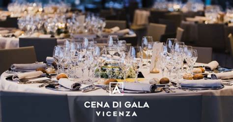 Tavolo imbandito per cena di gala