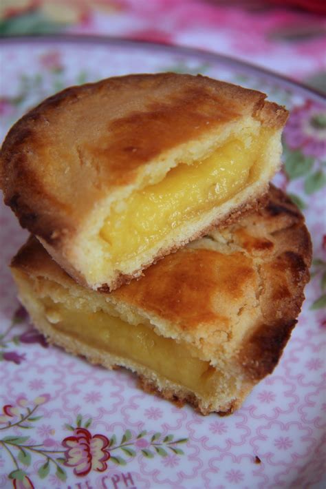 Una foto di un pasticciotto salentino appena sfornato.