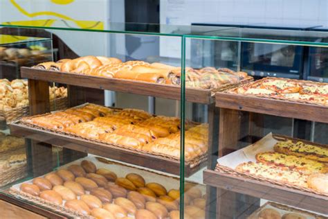 Una panoramica interna di un moderno panificio con prodotti esposti.
