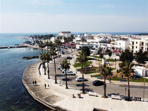 Panorama mattutino del porto di Porto Cesareo con le imbarcazioni dei pescatori