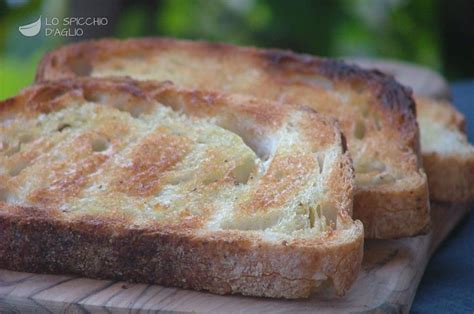 Dettaglio della Quatara fumante servita con pane casereccio abbrustolito