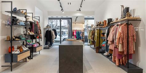 interno di un negozio di abbigliamento moderno