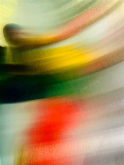 Una foto astratta che evoca oggetti scenici teatrali