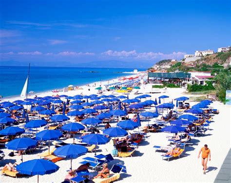 la spiaggia privata dell'hotel al tramonto