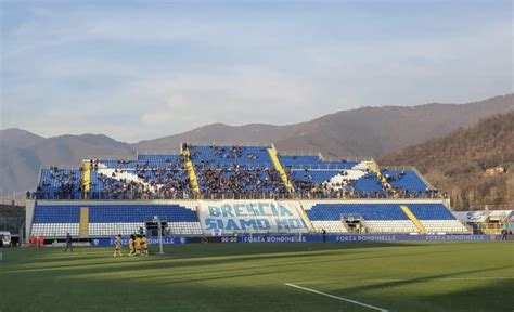Tifosi in curva allo stadio con una coreografia