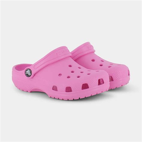 Bambino che gioca all'aperto indossando Crocs colorate