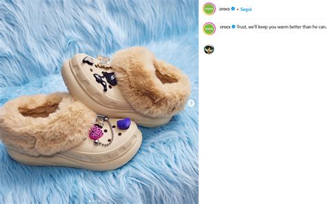 Bambino che indossa Crocs personalizzate con charm