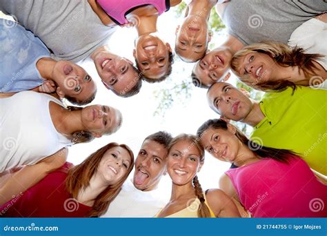 Gruppo di amici laureati che si abbracciano