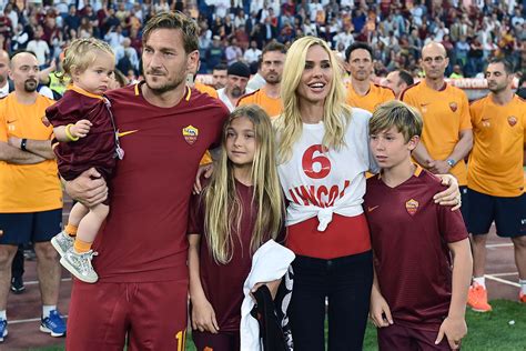 Ilary Blasi e Francesco Totti con i figli