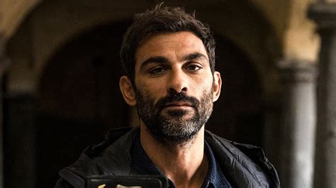 Ritratto fotografico dell'attore Francesco Arca in un contesto professionale