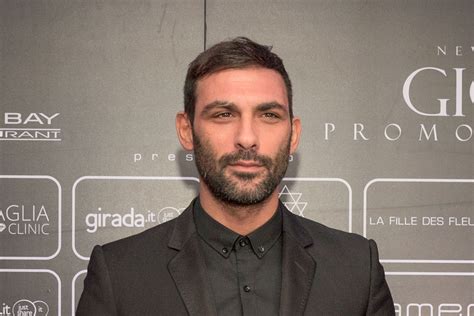 Francesco Arca nel ruolo di protagonista sul set di una produzione cinematografica