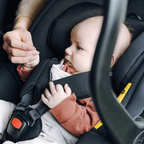 Bambino neonato nel seggiolino auto Hauck Drive N Care