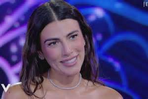 Giulia Salemi ospite nello studio televisivo di Verissimo durante l'annuncio della gravidanza