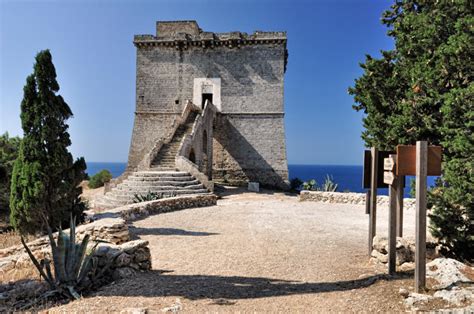 Torre costiera storica che domina il panorama di Porto Cesareo