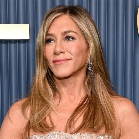 Jennifer Aniston durante un evento pubblico, rappresentazione della pressione mediatica
