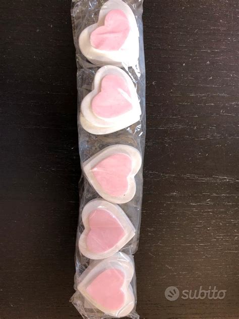 set assortito di gessetti a forma di cuore con diverse scritte incise