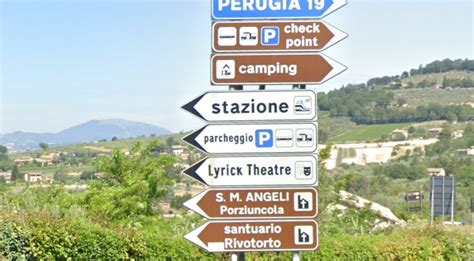 Un cartello di benvenuto a Porto Cesareo