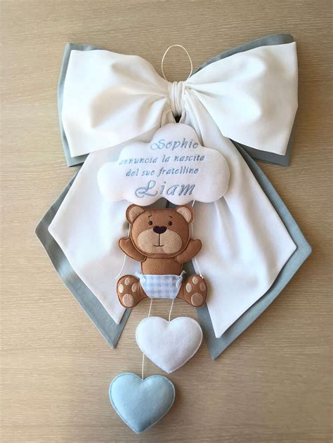 fasi di ritaglio e cucitura di un orsetto in feltro per fiocco nascita