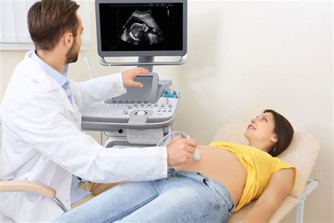 Professionista medico che esamina un'ecografia fetale