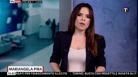 Mariangela Pira durante una sessione di registrazione del podcast 3Fattori