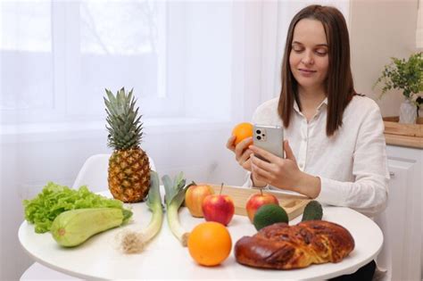 Millennial in cucina con smartphone