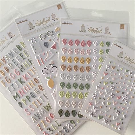 dettaglio di una taschina interna con decorazioni scrapbooking