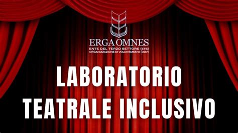Un laboratorio teatrale con giovani attori intenti in un esercizio di improvvisazione