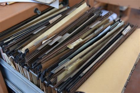 Un archivio di documenti teatrali che suggerisce la vastità del materiale da studiare