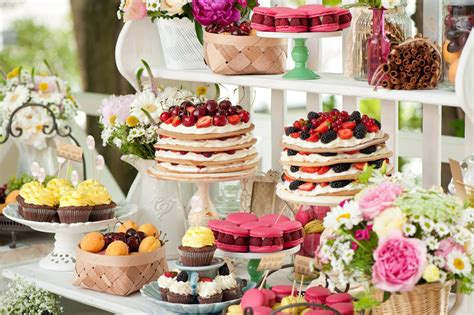 tavolo buffet a tema con dolci e decorazioni rosse e nere