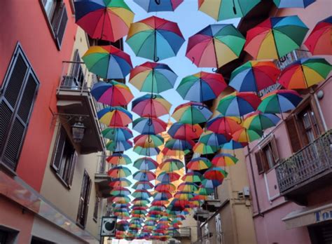 veduta panoramica del centro di Giaveno con i tipici ombrelli colorati sospesi tra le vie