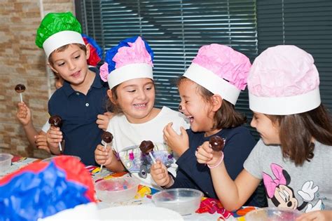 laboratorio di cucina per bambini dove vengono decorati dei colorati cupcake a tema marino