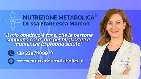 Ritratto professionale di una nutrizionista in un ambiente moderno e accogliente