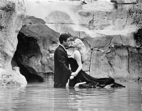 Scena iconica dal film La dolce vita di Federico Fellini